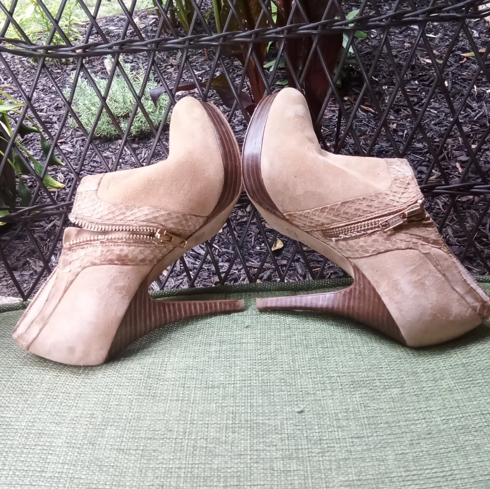 Coach Beatrice Suede Ankle Bootie Pumps Size 8.